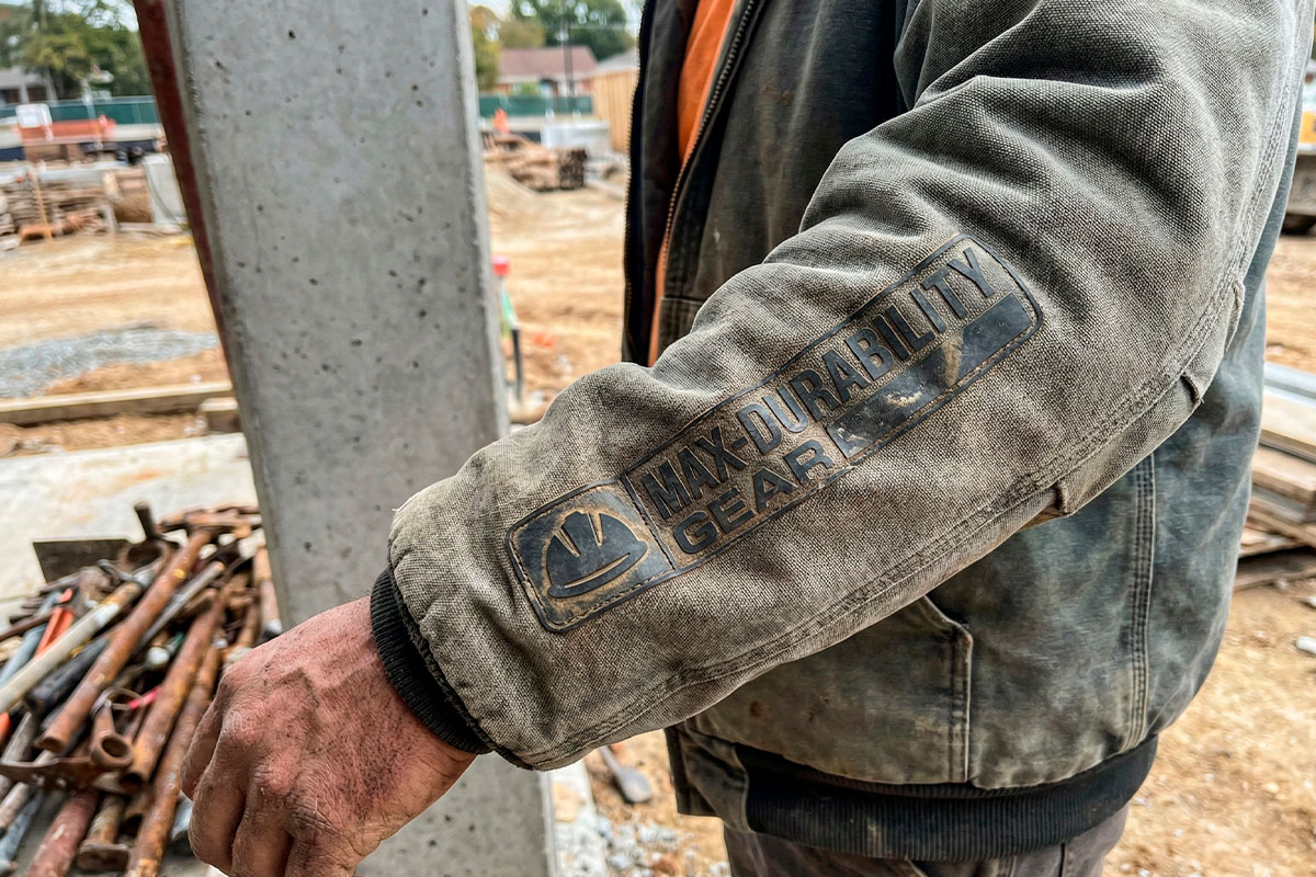Estampado resistente en ropa de trabajo para construcción y minería